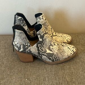 Blondo Waterproof Leather Snakeskin Print Ankle Boots Size 7